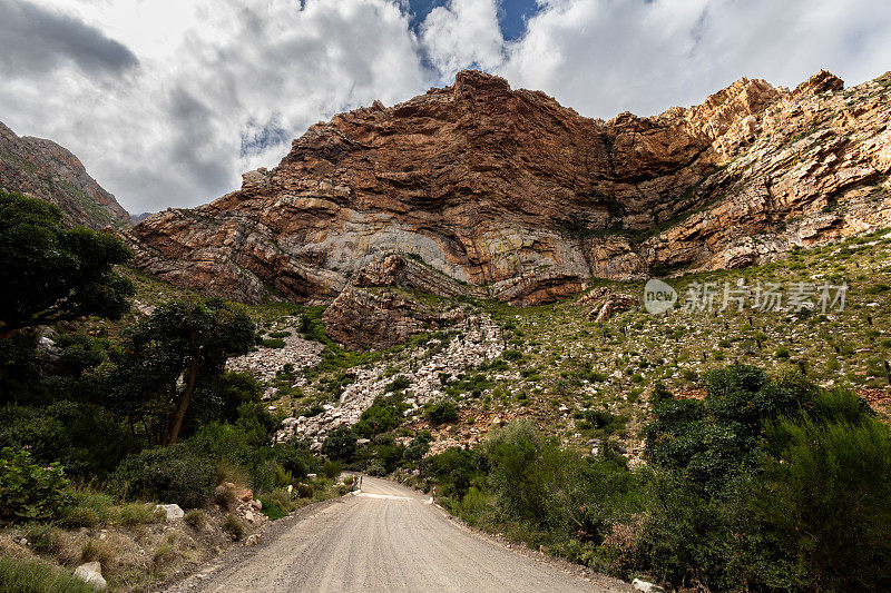 碎石路通过壮观的景色Sewe Weeks Pass，南非